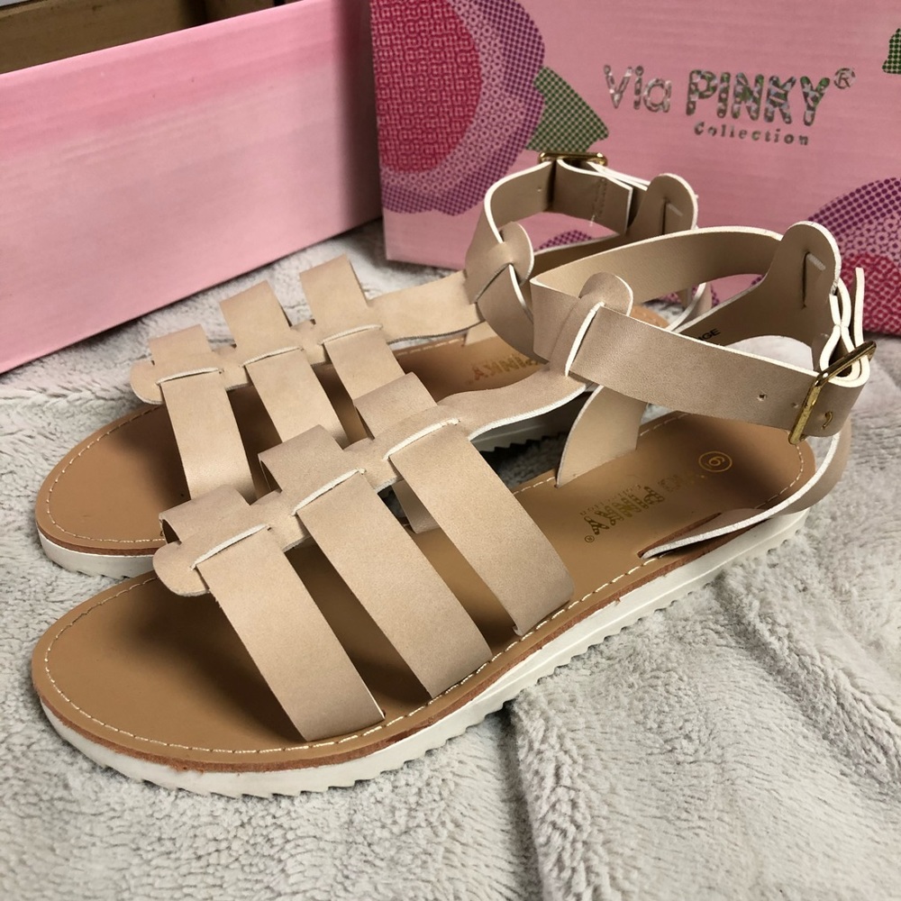 Platform sandals // via pinky
